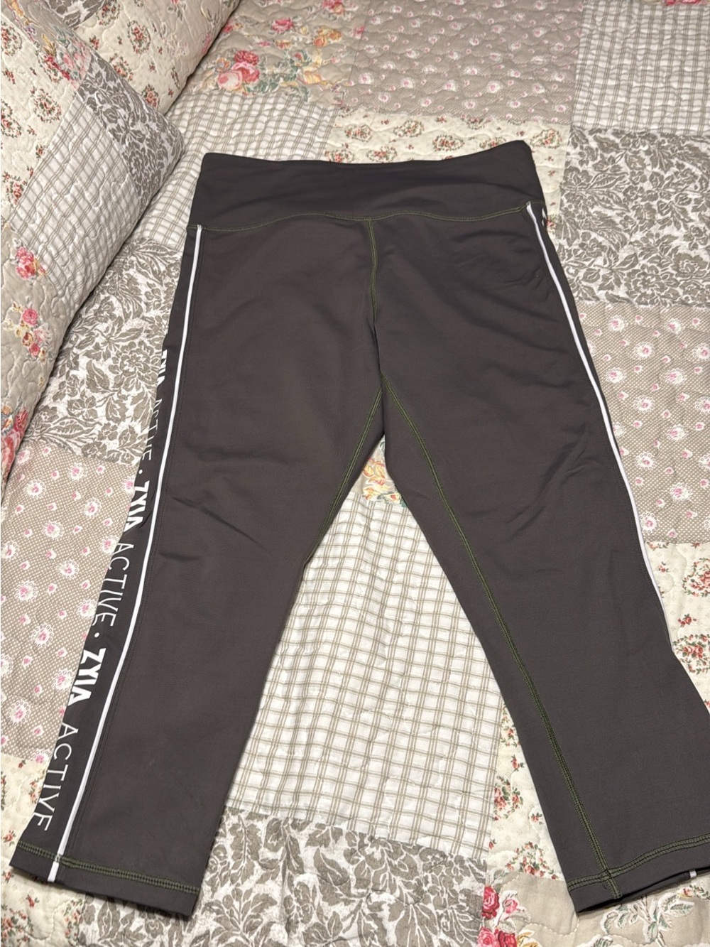 Ziva Active olive Zyia  stripe Capri Leggings size 8/10